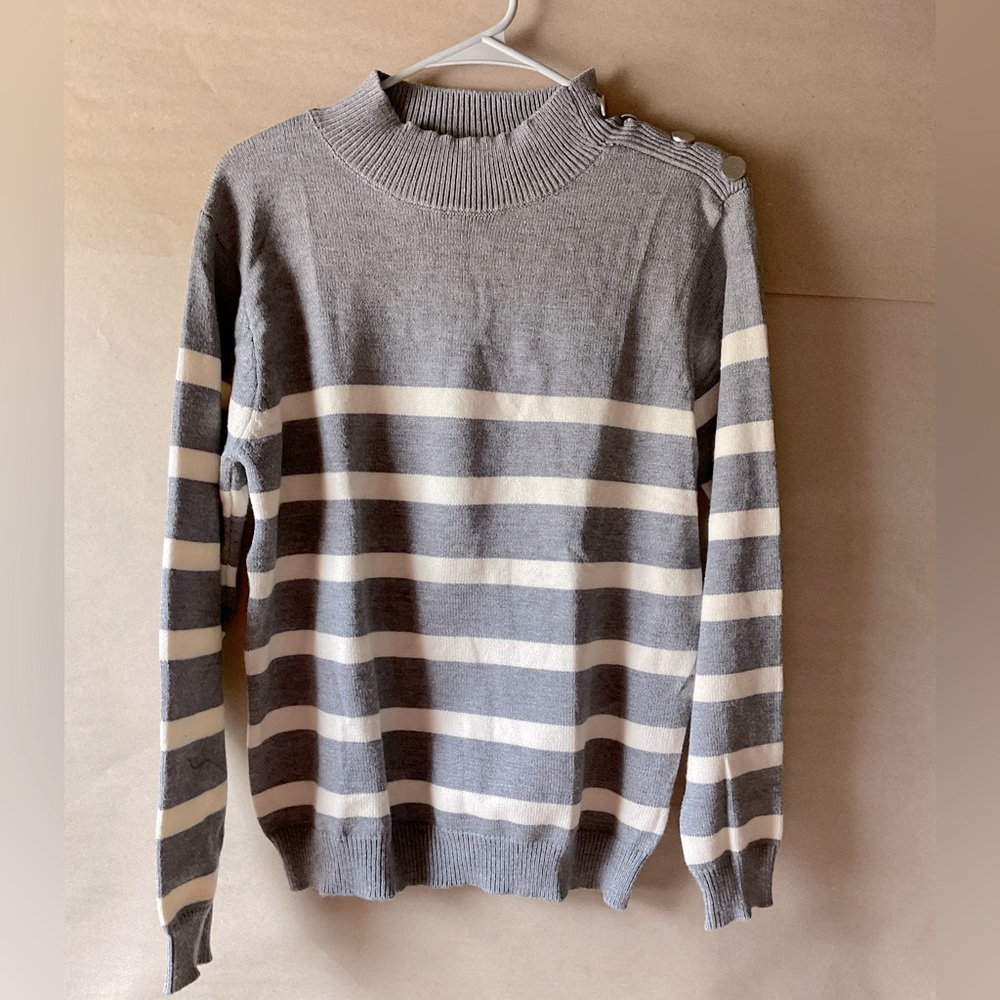 Kirundo sweater. Turtleneck. Gray and cream. Size M.
